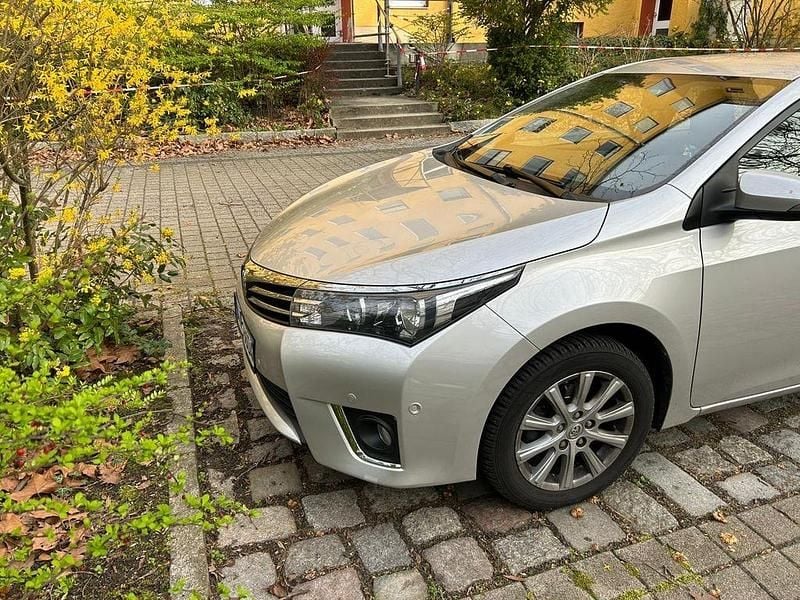 Gebraucht Toyota Corolla Multidrive S 132 PS (97 kW) 2015 Silber Limousine