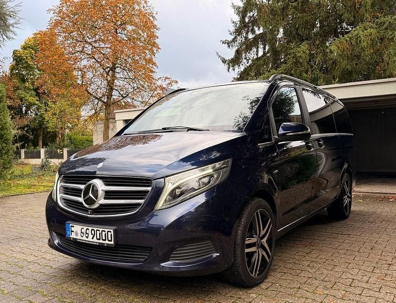 Blau Gebraucht 2015 Mercedes V250 Avantgarde Van / Kleinbus | 34.999 € (Fairer Preis) - Bild 1/4