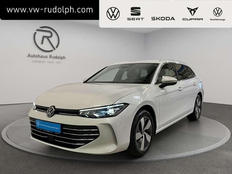 Oryxweiß perlmutteffekt Gebraucht 2024 VW Passat Business Kombi | 34.439 € (Superpreis) - Bild 1/4