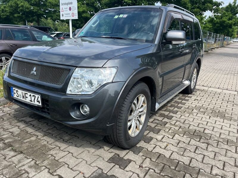 Grau Gebraucht 2011 Mitsubishi Pajero Intense SUV | 15.900 € (Fairer Preis) - Bild 1/4
