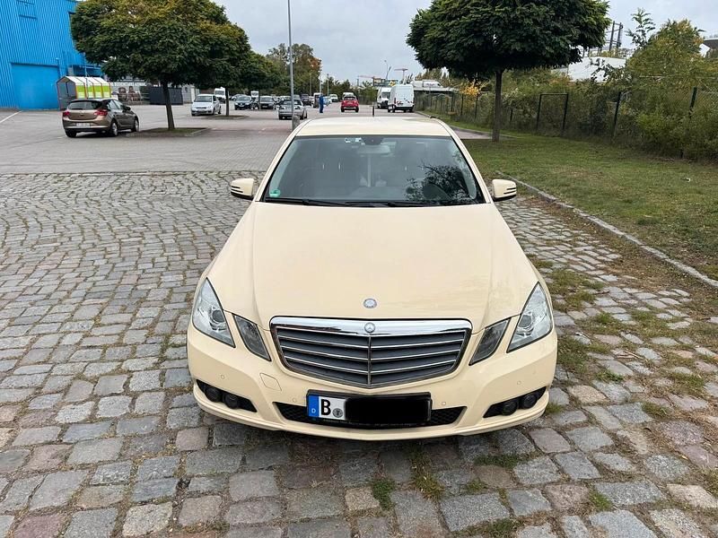 Andere farben Gebraucht 2011 Mercedes E200 Limousine | 7.900 € - Bild 1/4