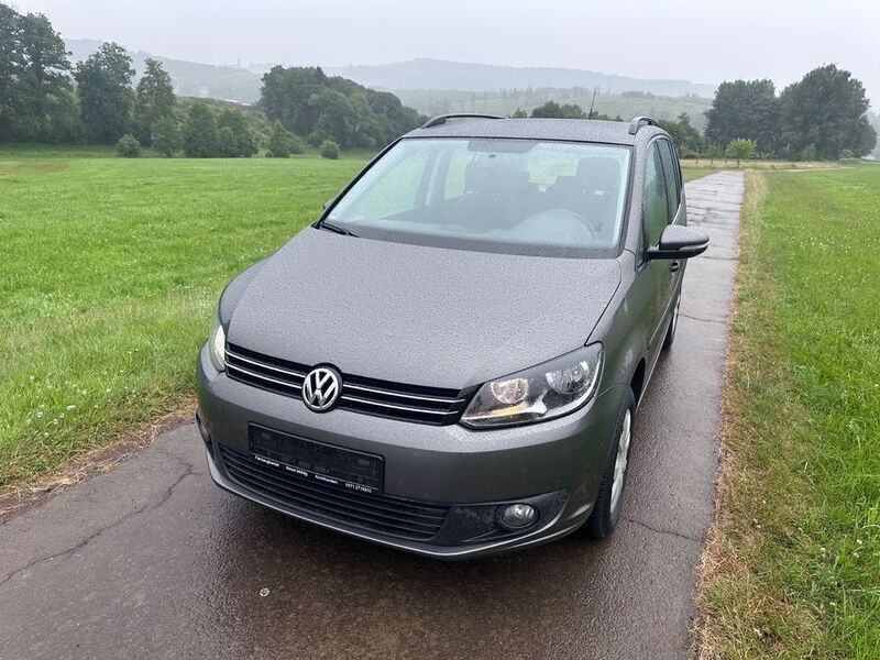 Grau Gebraucht 2014 VW Touran Trendline Van / Kleinbus | 10.990 € (Fairer Preis) - Bild 1/4