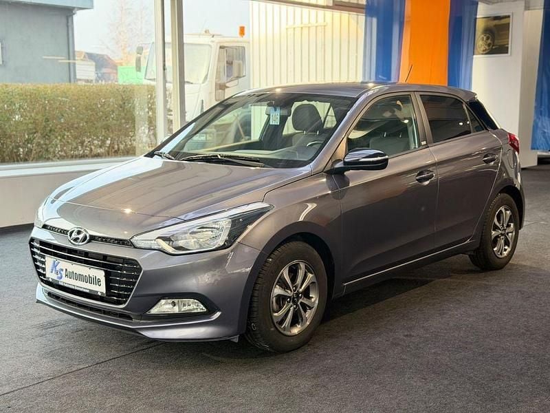 Gebraucht Hyundai i20 Passion 84 PS (61 kW) 2018 Star dust / met Limousine