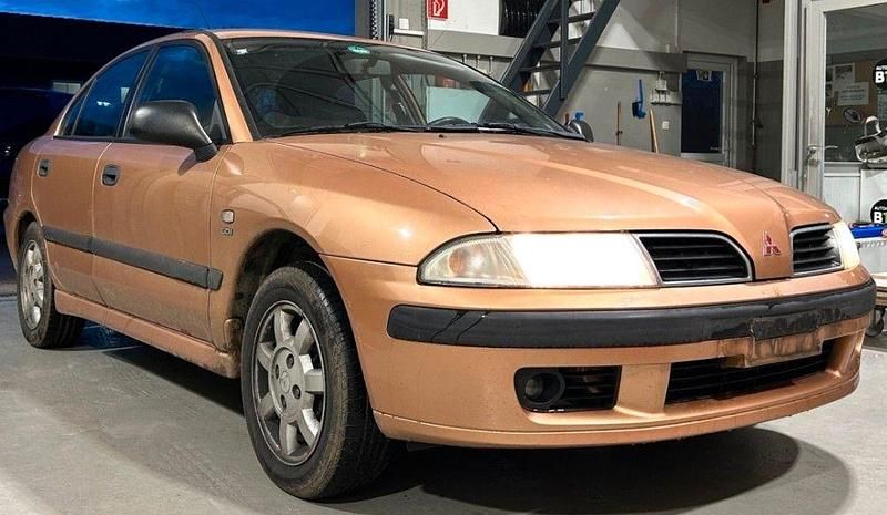 Gold Gebraucht 2001 Mitsubishi Carisma Comfort Edition Limousine | 699 € (Fairer Preis) - Bild 1/4