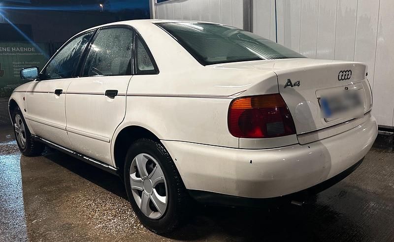 Weiß Gebraucht 1997 Audi A4 Limousine | 1.100 € (Guter Preis) - Bild 1/4