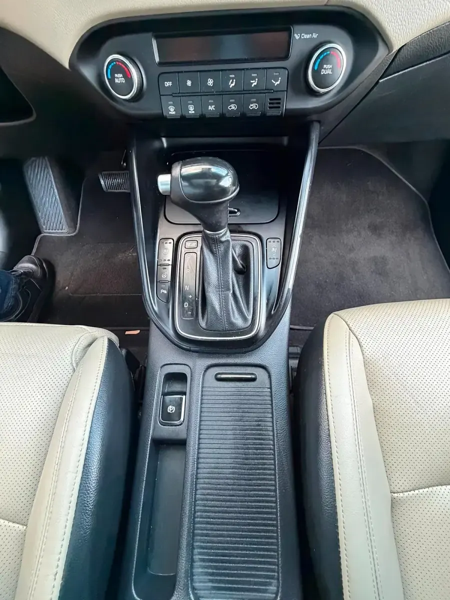 Gebraucht Kia Carens 136 PS (100 kW) 2015 Braun Van / Kleinbus