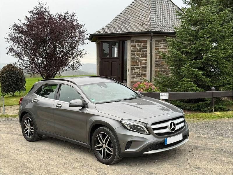 Grau Gebraucht 2016 Mercedes GLA220 Style SUV | 15.980 € (Fairer Preis) - Bild 1/4