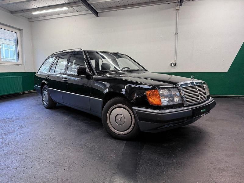 Schwarz Gebraucht 1991 Mercedes E230 Kombi | 7.400 € - Bild 1/4