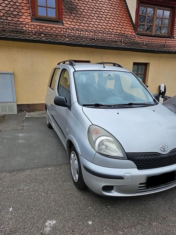 Gebraucht Toyota Yaris 86 PS (63 kW) 2002 Silber Kleinwagen