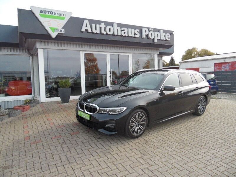 Black sapphire metallic Gebraucht 2019 BMW 320 M Sport Kombi | 28.500 € (Fairer Preis) - Bild 1/4