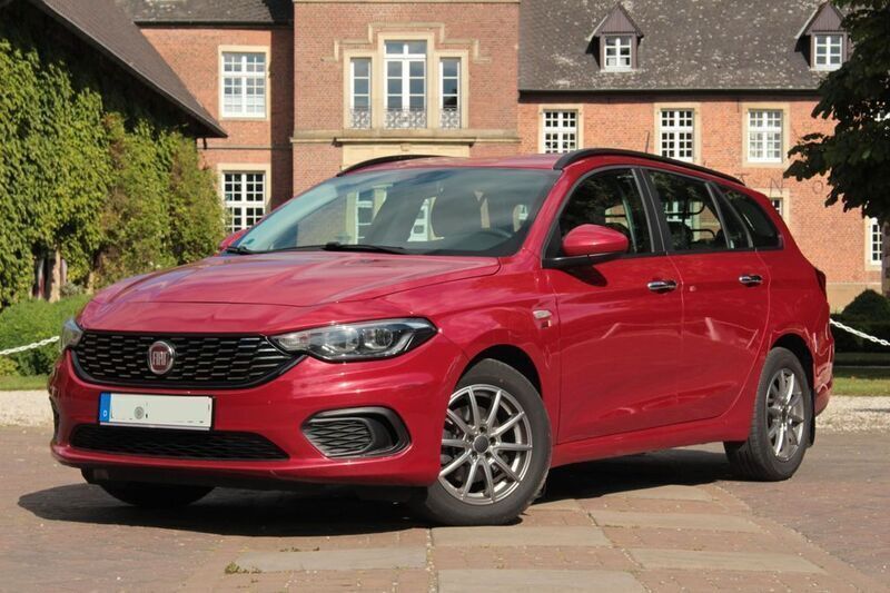 Rot Gebraucht 2017 Fiat Tipo Limousine | 7.300 € (Fairer Preis) - Bild 1/4