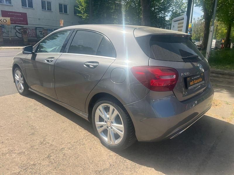 Gebraucht Mercedes A180 122 PS (89 kW) 2016 Grau Limousine