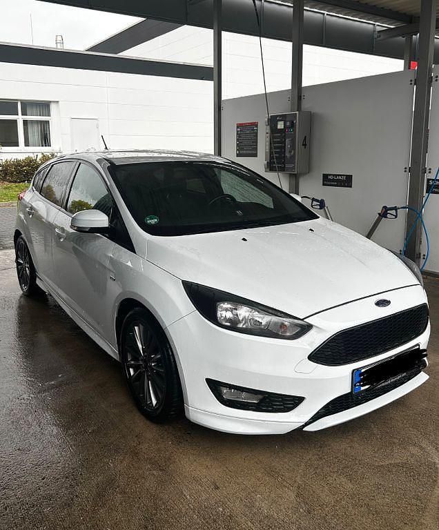 Weiß Gebraucht 2017 Ford Focus ST-Line Limousine | 9.990 € (Etwas zu teuer) - Bild 1/4