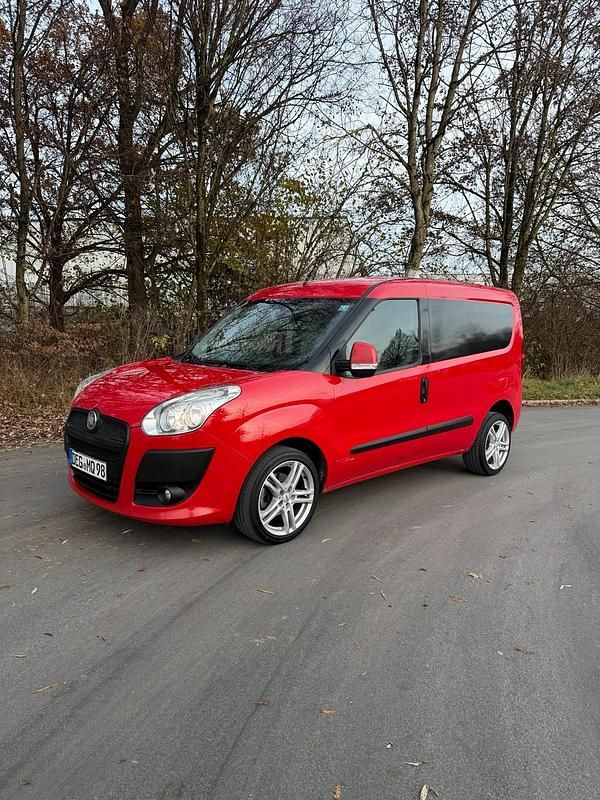 Rot Gebraucht 2011 Fiat Doblò Van / Kleinbus | 3.500 € (Etwas zu teuer) - Bild 1/4