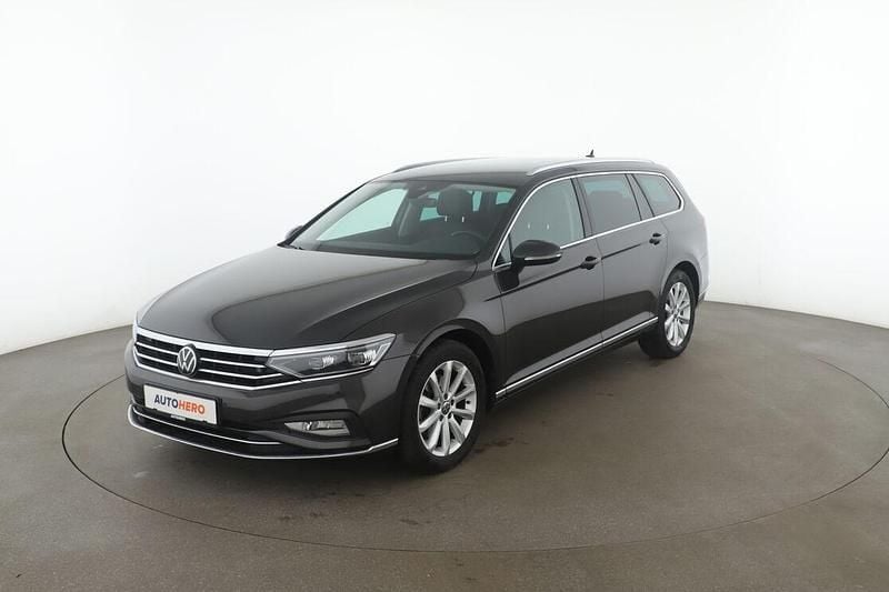 Grau Gebraucht 2023 VW Passat Elegance Kombi | 29.770 € (Fairer Preis) - Bild 1/3
