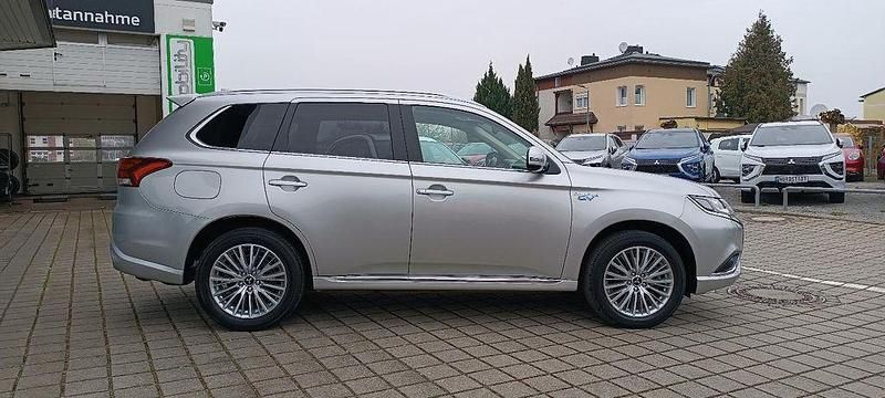 Gebraucht Mitsubishi Outlander P-HEV Basis 135 PS (99 kW) 2021 Silber SUV