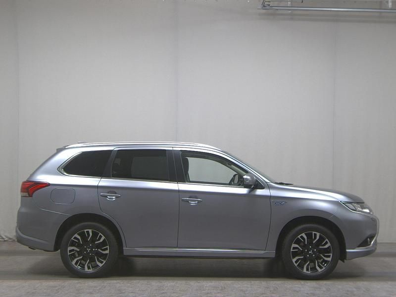 Grau Gebraucht 2017 Mitsubishi Outlander P-HEV Top SUV | 13.650 € (Guter Preis) - Bild 1/4