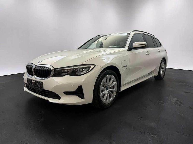 Gebraucht BMW 330e Advantage 184 PS (135 kW) 2022 Weiß Kombi