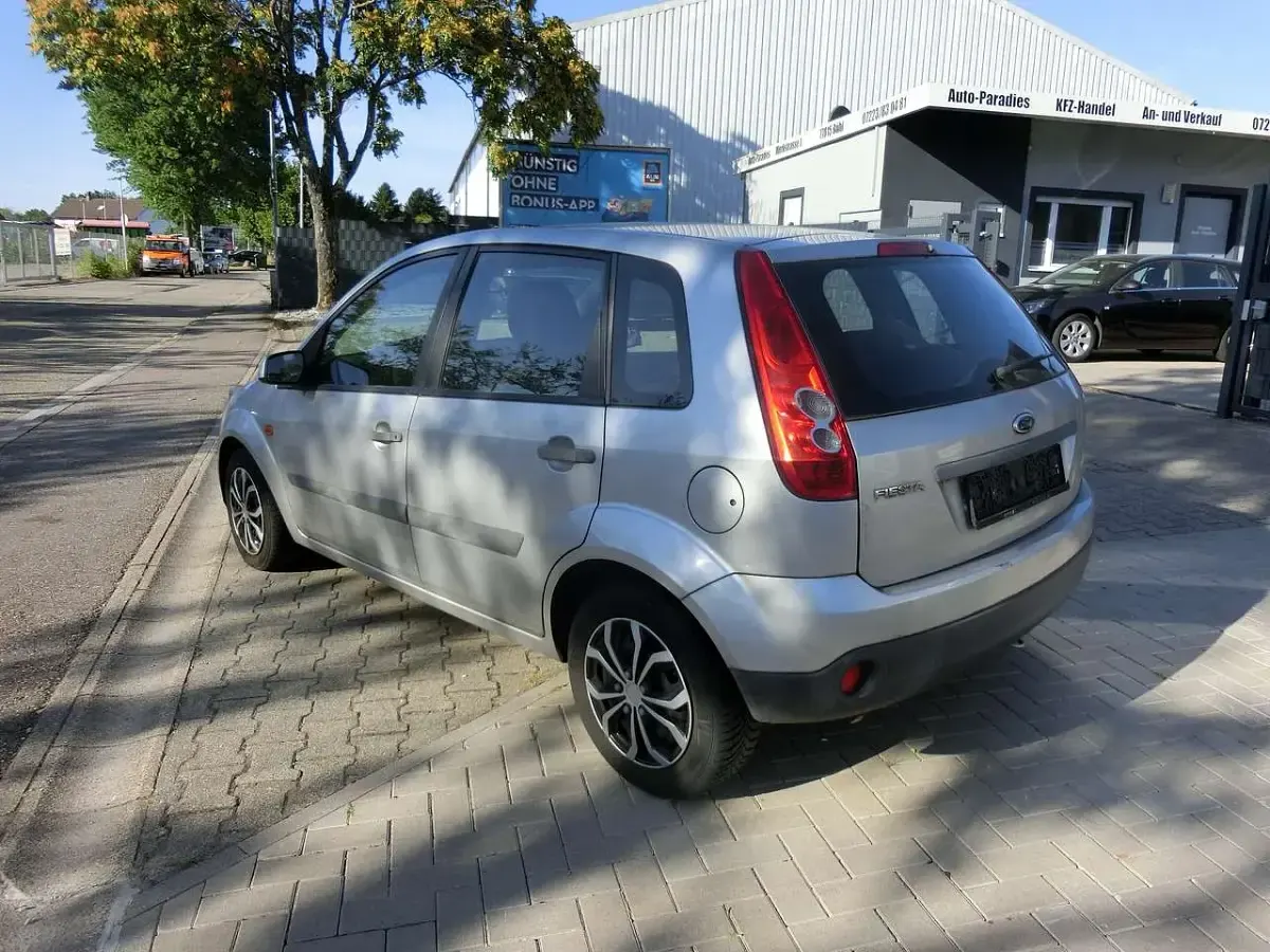 Gebraucht Ford Fiesta 69 PS (50 kW) 2006 Polarsilber metallic Kleinwagen