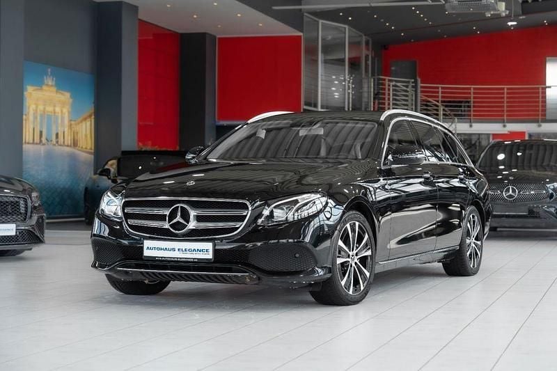 Schwarz Gebraucht 2017 Mercedes E200 Avantgarde Limousine | 23.980 € (Guter Preis) - Bild 1/4