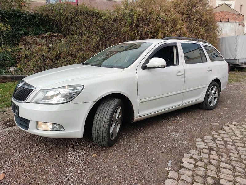Weiß Gebraucht 2011 Skoda Octavia Limousine | 1.700 € - Bild 1/4