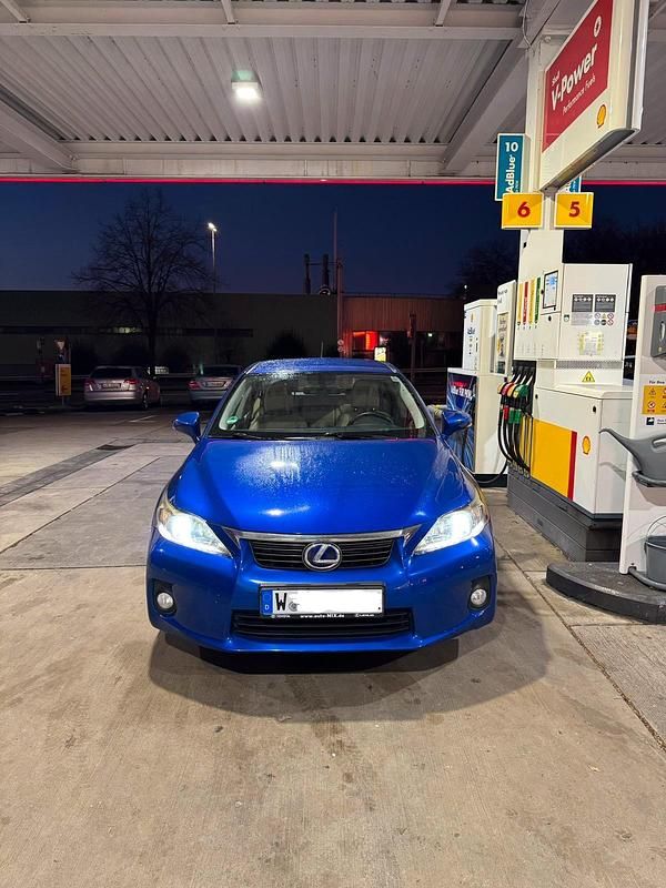 Blau Gebraucht 2012 Lexus CT200h Kleinwagen | 14.000 € (Fairer Preis) - Bild 1/4