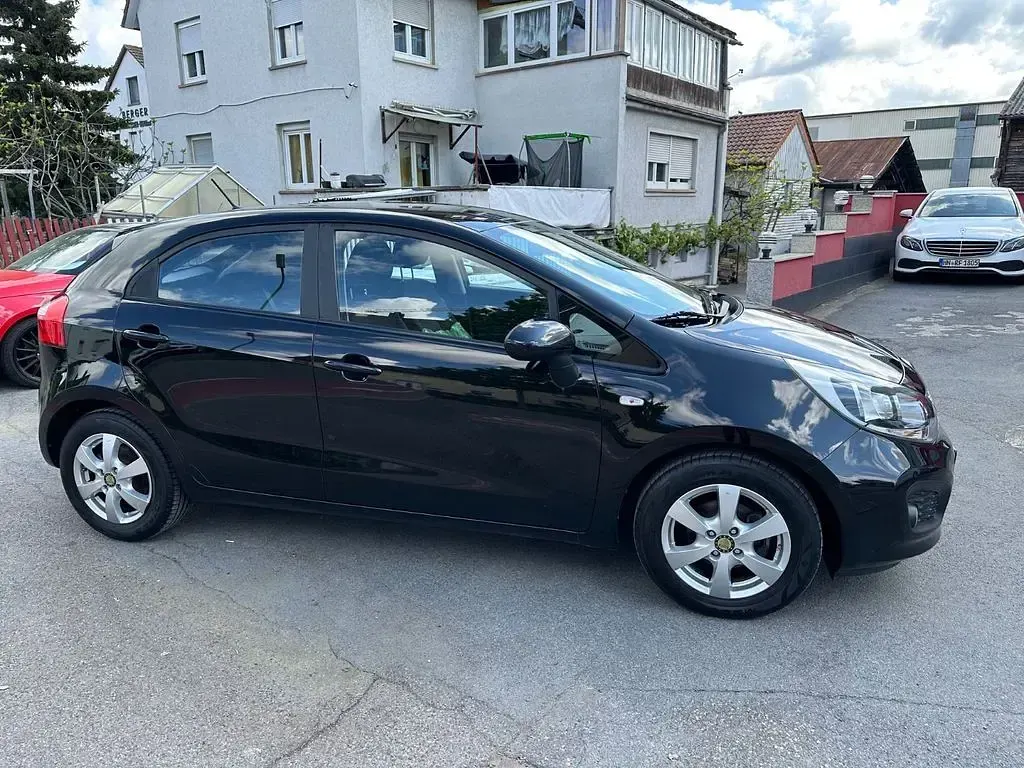 Używany Kia Rio Edition 7 86 KM (63 kW) 2012 Czarny Sedan/Limuzyna