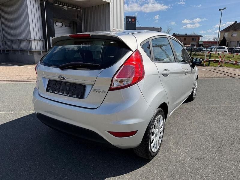 Gebraucht Ford Fiesta Trend 60 PS (44 kW) 2015 Silber Limousine