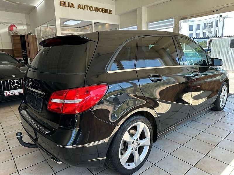 Kosmosschwarz Gebraucht 2013 Mercedes 180 Limousine | 9.700 € (Fairer Preis) - Bild 1/4