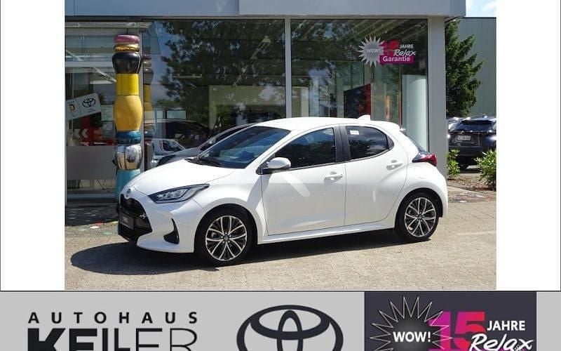 Schneeweiß uni Neu 2024 Toyota Yaris Hybrid Style Limousine | 26.960 € (Guter Preis) - Bild 1/4