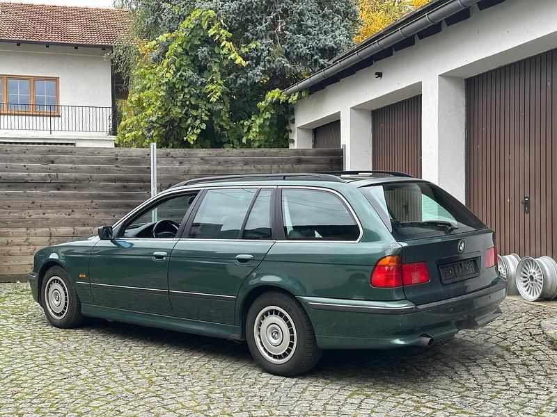 Grün Gebraucht 1998 BMW 523 Kombi | 1.450 € (Superpreis) - Bild 1/4