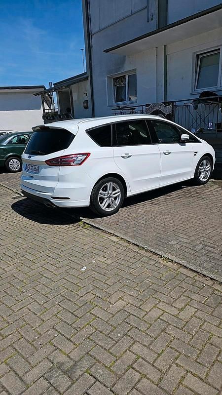 Weiß Gebraucht 2018 Ford S-MAX S Van / Kleinbus | 9.500 € (Superpreis) - Bild 1/4