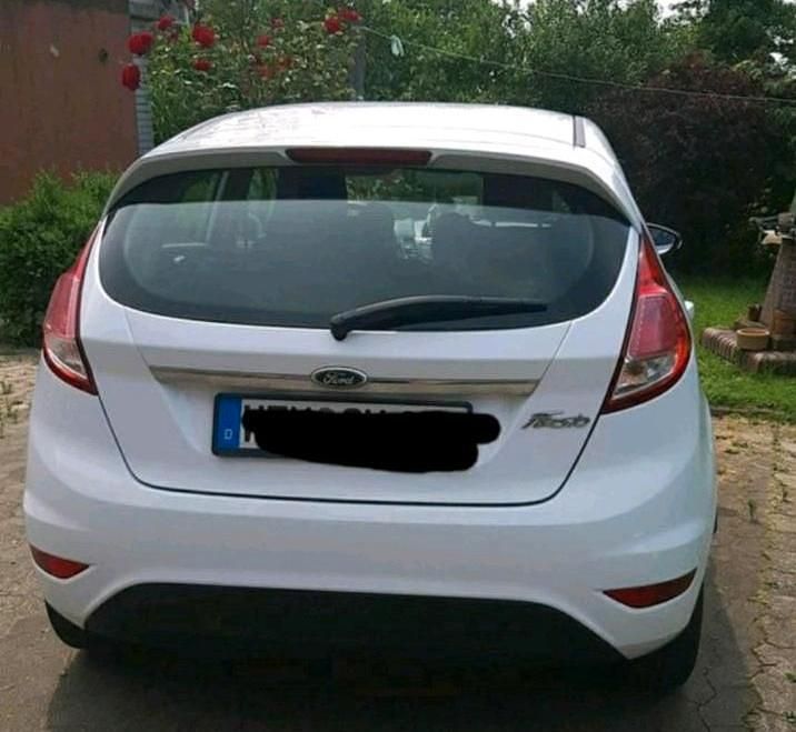 Gebraucht Ford Fiesta 80 PS (58 kW) 2014 Weiß Kleinwagen