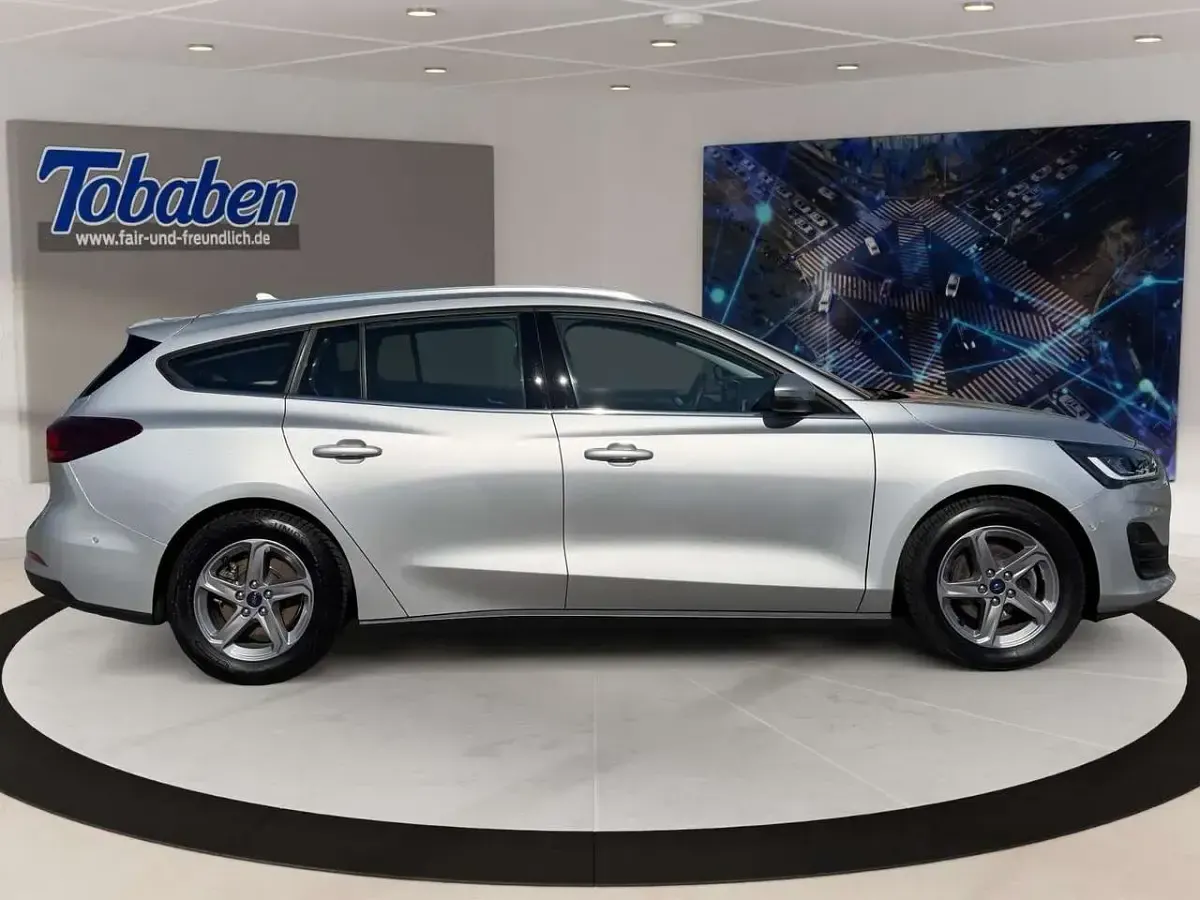 Używany Ford Focus Titanium 120 KM (88 kW) 2022 Srebrny Sedan/Limuzyna