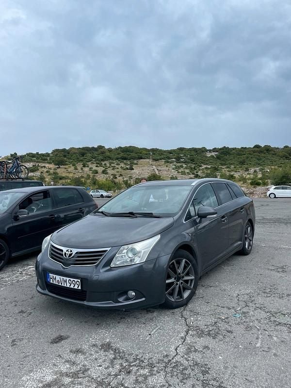 Grau Gebraucht 2011 Toyota Avensis Kombi | 4.900 € (Fairer Preis) - Bild 1/4