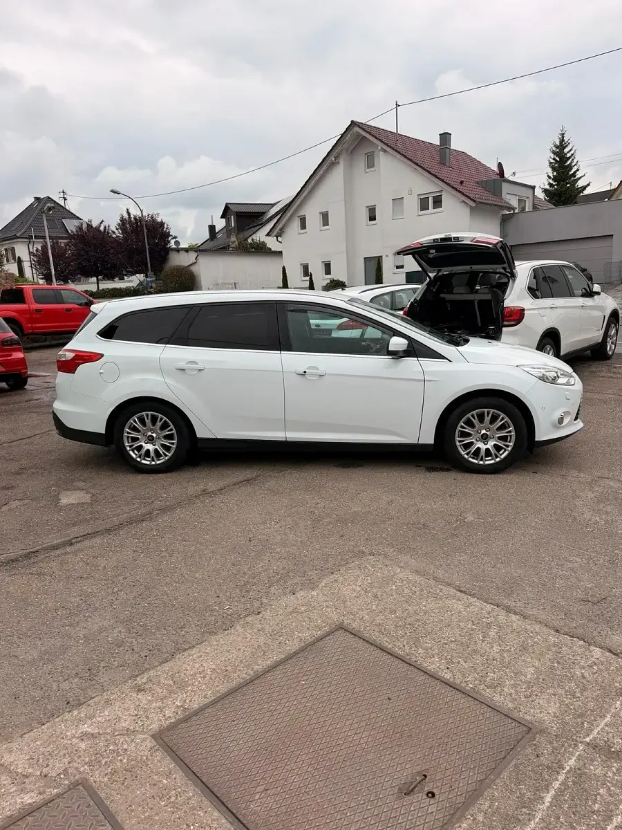 Używany Ford Focus 105 KM (77 kW) 2012 Biały Hatchback