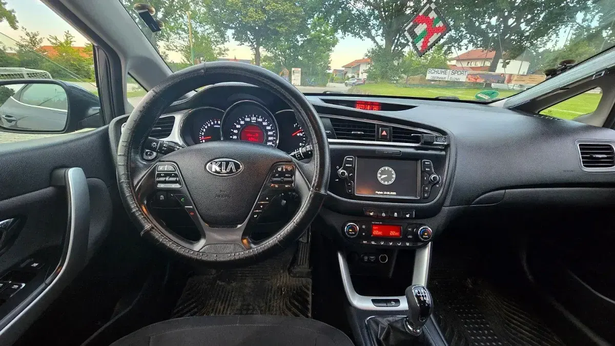 Gebraucht Kia Ceed DREAM-TEAM Edition 135 PS (99 kW) 2015 Grau Kleinwagen