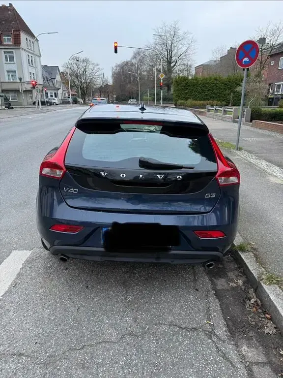 Gebraucht Volvo V40 Momentum 150 PS (110 kW) 2015 Blau Limousine