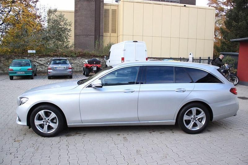 Gebraucht Mercedes E220 194 PS (142 kW) 2018 Silber Kombi