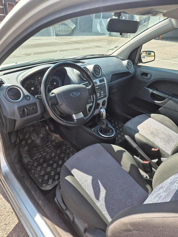 Grau Gebraucht 2008 Ford Fiesta Kleinwagen | 2.300 € (Etwas zu teuer) - Bild 1/4