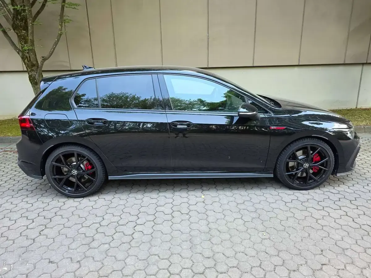 Gebraucht VW Golf VIII GTI 245 PS (180 kW) 2024 Grenadillschwarz metallic Kleinwagen