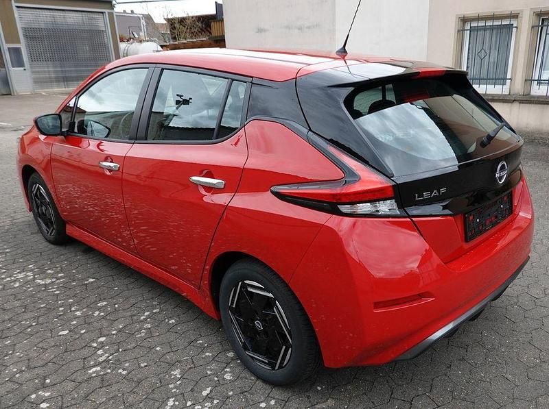 Gebraucht Nissan Leaf Acenta 110 kW (150 PS) 2023 Rot Kleinwagen