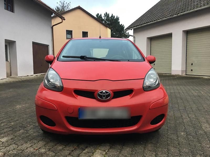 Rot Gebraucht 2009 Toyota Aygo Cool Kleinwagen | 1.100 € (Guter Preis) - Bild 1/4
