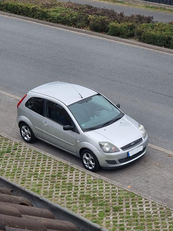 Gebraucht Ford Fiesta Ambiente 60 PS (44 kW) 2008 Silber Limousine