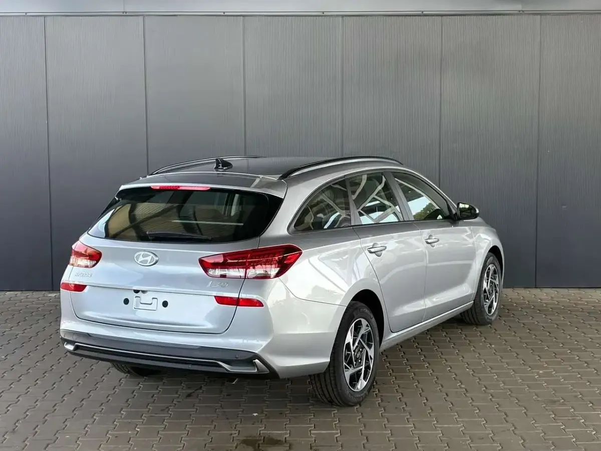 Neu Hyundai i30 Comfort 101 PS (74 kW) 2025 Shimmering silver Kombi