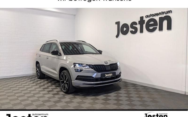 Steelgrau Gebraucht 2021 Skoda Karoq SportLine SUV | 24.990 € (Fairer Preis) - Bild 1/4