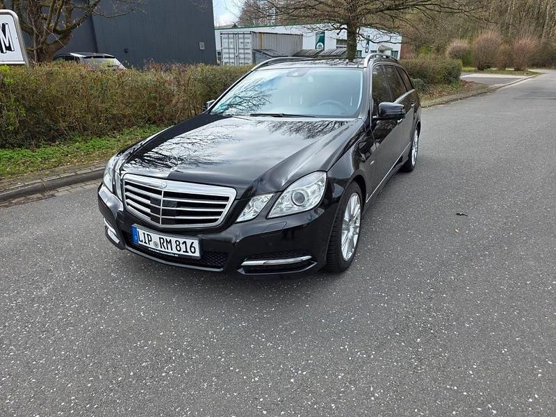 Gebraucht Mercedes E350 Avantgarde 265 PS (194 kW) 2011 Schwarz Limousine