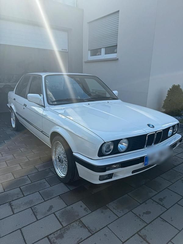 Weiß Gebraucht 1990 BMW 316 Limousine | 17.000 € - Bild 1/4