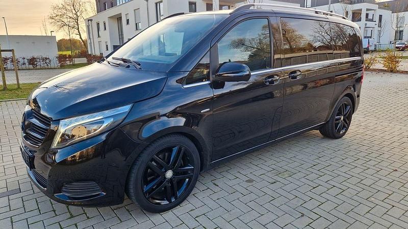 Schwarz Gebraucht 2017 Mercedes V250 Edition Van / Kleinbus | 31.700 € (Guter Preis) - Bild 1/4