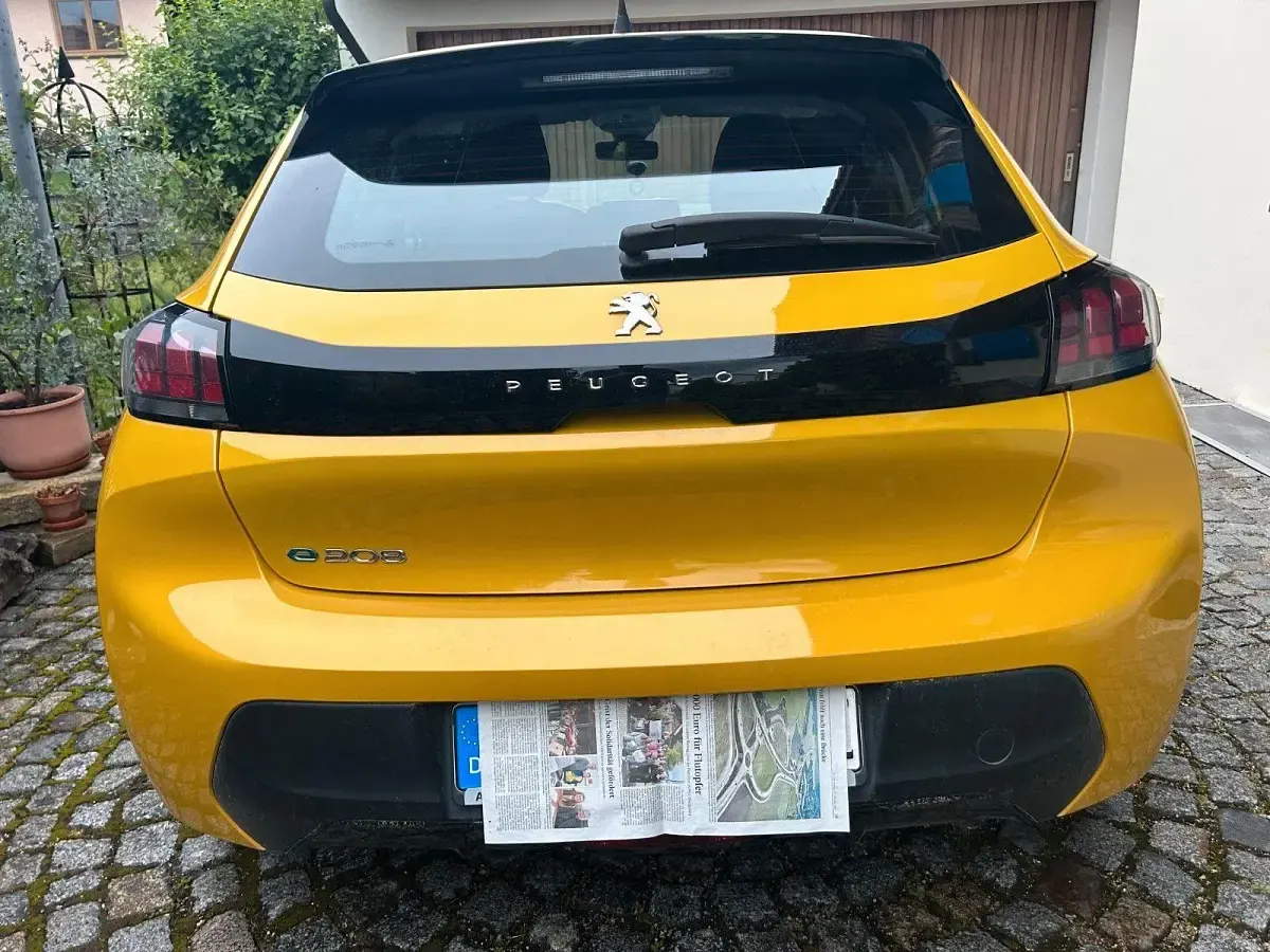 Gebraucht Peugeot e-208 Active 100 kW (136 PS) 2022 Gelb Kleinwagen